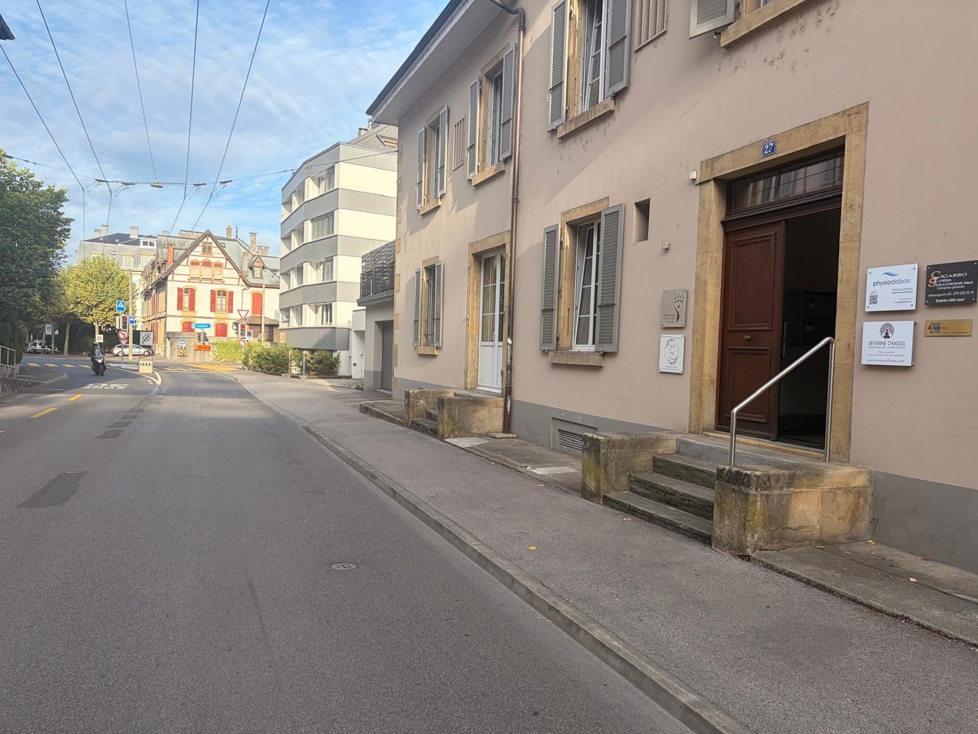 Rue de l'Évole à Neuchâtel, vue de l'immeuble qui abrite le cabinet de Séverine Chasles